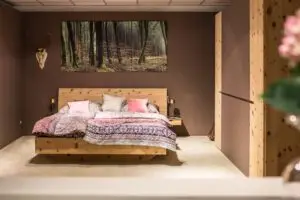 Ein rustikal eingerichtetes Schlafzimmer mit Holzbett und Walddekor