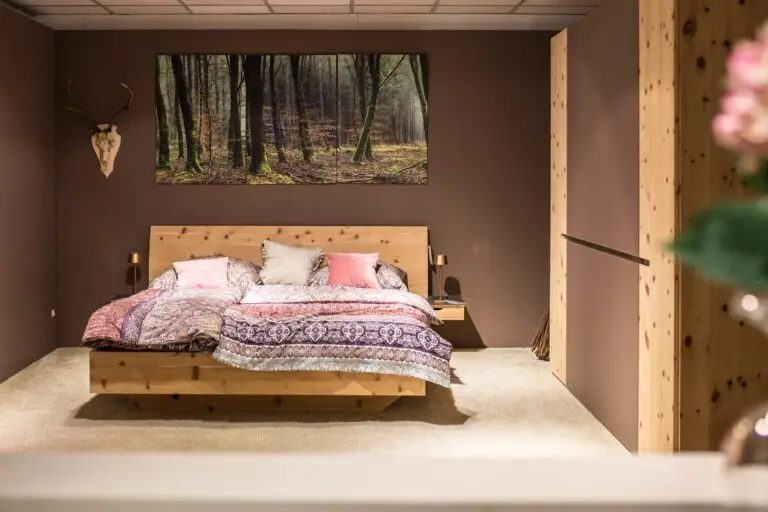 Ein rustikal eingerichtetes Schlafzimmer mit Holzbett und Walddekor